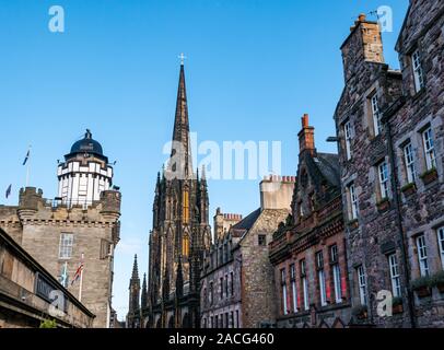 Camera Obscura Tower, le moyeu spire et de vieux bâtiments, Royal Mile, Édimbourg, Écosse, Royaume-Uni Banque D'Images