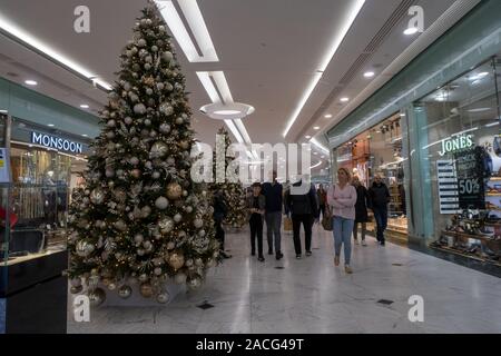 Arbre de Noël au concourse, Canary Wharf, Londres Banque D'Images