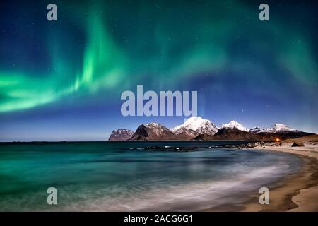 Northern Lights à Stor Sandnes, Flakstad, Lofoten, Nordland, Norvège Banque D'Images