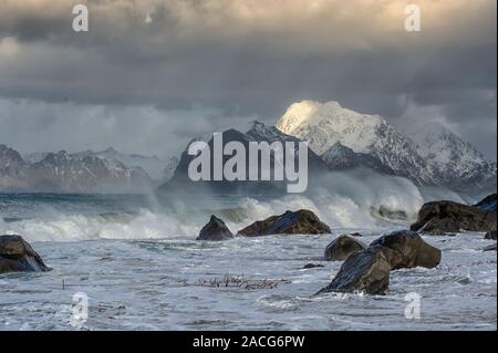 Plage d'orage paysage, Myrland, Lofoten, Nordland, Norvège Banque D'Images