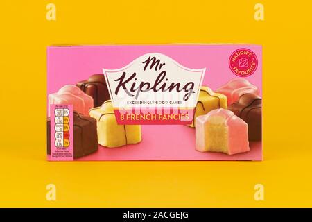 Une boîte de Mr Kipling fantaisies français tourné sur un fond jaune. Banque D'Images