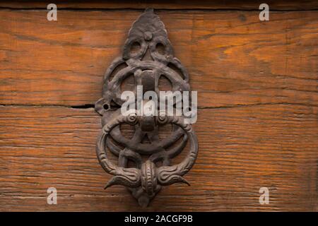 Poignée de porte ancienne forgé. Ornement Antique Doorhandle Banque D'Images