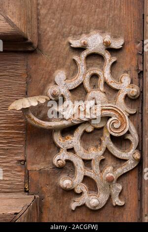 Poignée de porte ancienne forgé. Ornement Antique Doorhandle Banque D'Images