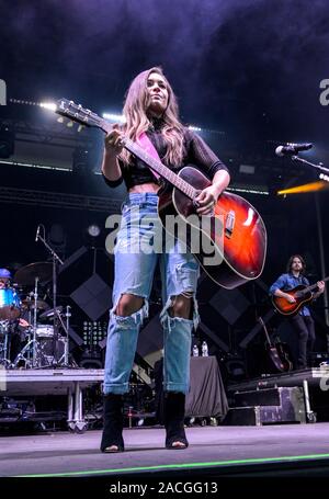 Maddie et Tae sur scène au Driftwood Country Music Festival, Dana Point, Californie Banque D'Images