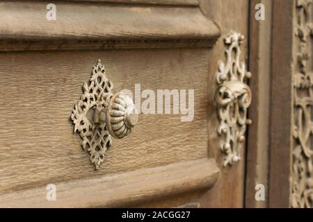 Poignée de porte ancienne forgé. Ornement Antique Doorhandle Banque D'Images