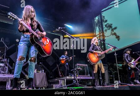 Maddie et Tae sur scène au Driftwood Country Music Festival, Dana Point, Californie Banque D'Images