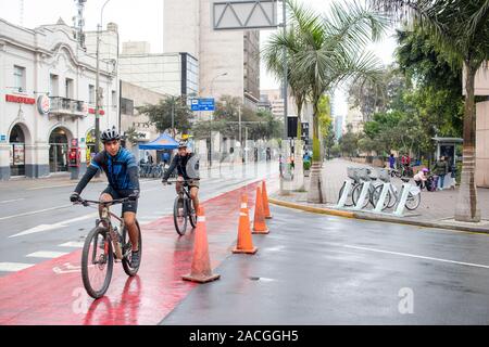 LIMA, PÉROU - 08 SEP 2019 : d'autres moyens de transport pour les habitants de la ville de Lima au Pérou Banque D'Images