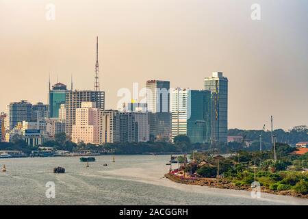 Ho Chi Minh Ville, Vietnam - Mars 13, 2019 : sunset sky shot sur Chanson fleuve Sai Gon et une partie de promenade avec ses grands bâtiments, hôtels, restaurants Banque D'Images