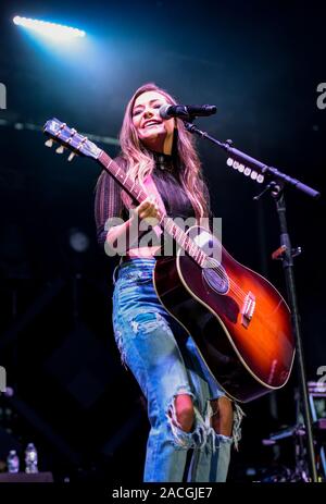 Maddie et Tae sur scène au Driftwood Country Music Festival, Dana Point, Californie Banque D'Images