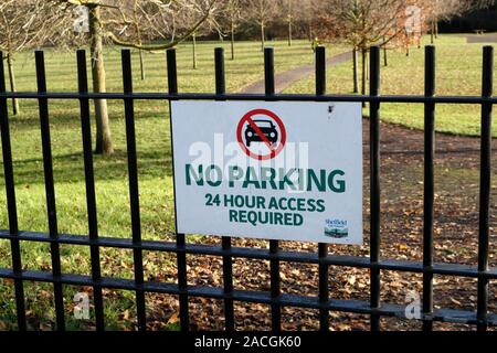 Pas de parking, accès 24 heures signe exigé, Millhouses Park, Sheffield England UK Banque D'Images