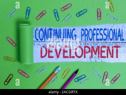 La main conceptuel montrant un développement professionnel continu. Le suivi et la documentation concept signifiant connaissance Banque D'Images