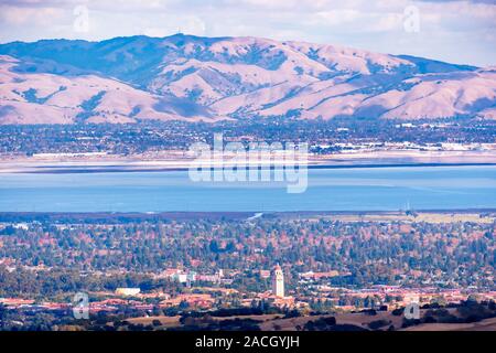 Vue aérienne de l'Université de Stanford à Palo Alto, amd Baie de San Francisco ; Newark et Fremont et la gamme Diablo mountain visible de l'autre côté o Banque D'Images