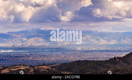 Vue aérienne de San Jose, une partie de la Silicon Valley ; la neige est visible au sommet du mont Hamilton (partie du mont Diablo mountain range) ; les nuages couvrent le s Banque D'Images