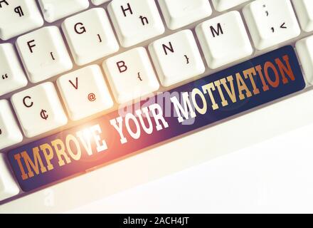 Signe texte montrant améliorer votre motivation. Texte photo Business booster votre route Améliorer Motivations et objectifs avec clavier pc blanc papier vide Banque D'Images