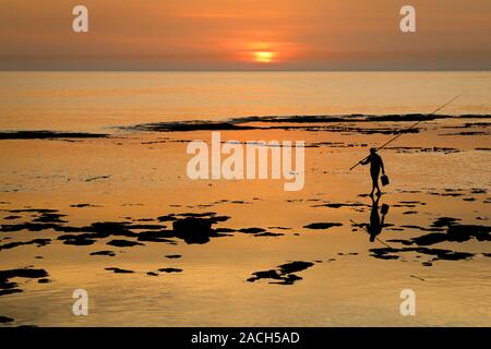 Coucher de soleil sur la Méditerranée à Byblos, au Liban. Banque D'Images