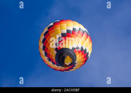 Vue au téléobjectif d'un vérificateur à motifs colorés-ballon à air chaud à un festival de ballons dans le Monument Valley Navajo Tribal Park en Arizona. Banque D'Images