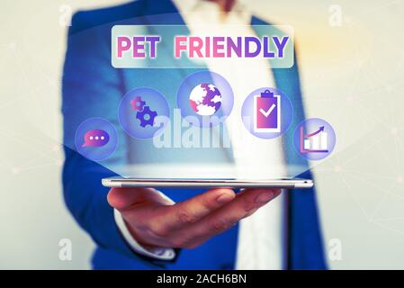 Écrit remarque montrant les animaux de compagnie. Pour concept d'affaires utilisé pour décrire un lieu qui est adapté ou admis pour les animaux de l'homme costume formel usure prés Banque D'Images