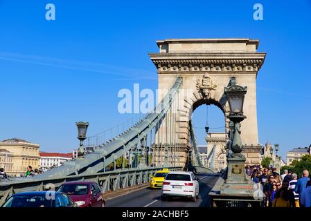 Pont à chaînes Széchenyi à travers le Danube reliant Buda et Pest, Budapest, Hongrie Banque D'Images