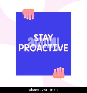Texte de l'écriture l'écriture d'agir de manière proactive. Prise de photo conceptuelle propre décision d'aller de l'avant des événements anticipés deux mains tenant grand rectangle blanc Banque D'Images