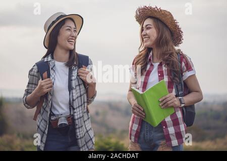 Joyeux deux voyageuses dans la campagne Banque D'Images