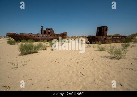 Rusty épave dans le désert près de la mer d'Aral en Ouzbékistan Muynak Banque D'Images