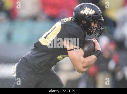 30 novembre 2019 : running back Purdue Zander Horvath (40) s'exécute avec le ballon lors de NCAA football action de jeu entre l'Indiana Hoosiers et le Purdue Boilermakers au stade Ross-Ade à West Lafayette, Indiana. Purdue 44-41 Indiana défait en chambre double des heures supplémentaires. John Mersits/CSM. Banque D'Images