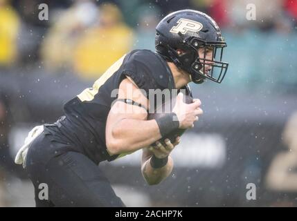 30 novembre 2019 : running back Purdue Zander Horvath (40) s'exécute avec le ballon lors de NCAA football action de jeu entre l'Indiana Hoosiers et le Purdue Boilermakers au stade Ross-Ade à West Lafayette, Indiana. Purdue 44-41 Indiana défait en chambre double des heures supplémentaires. John Mersits/CSM. Banque D'Images