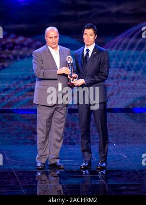 HONG KONG, Hong Kong SAR, Chine : Décembre 2,2019. Prix annuels de l'AFC 2019 HKCEC Hong Kong. Joueur de l'AFC de l'année,Tomoki Yoshikawa (R) du Japon est Banque D'Images