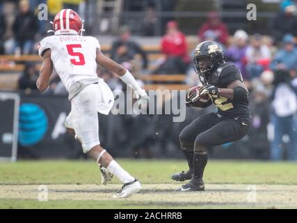 30 novembre 2019 : Purdue d'utiliser de nouveau le roi Doerue (22) s'exécute avec le ballon lors de NCAA football action de jeu entre l'Indiana Hoosiers et le Purdue Boilermakers au stade Ross-Ade à West Lafayette, Indiana. Purdue 44-41 Indiana défait en chambre double des heures supplémentaires. John Mersits/CSM. Banque D'Images