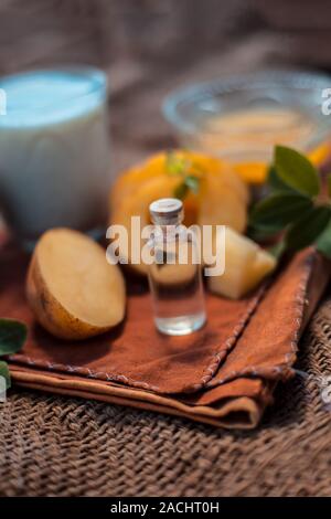 Masque de visage de pomme de terre pour des rides sur la surface des sacs de jute est-à-dire jus de pomme de terre bien mélangée avec la glycérine et le lait. Banque D'Images