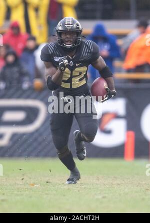 30 novembre 2019 : Purdue d'utiliser de nouveau le roi Doerue (22) s'exécute avec le ballon lors de NCAA football action de jeu entre l'Indiana Hoosiers et le Purdue Boilermakers au stade Ross-Ade à West Lafayette, Indiana. Purdue 44-41 Indiana défait en chambre double des heures supplémentaires. John Mersits/CSM. Banque D'Images