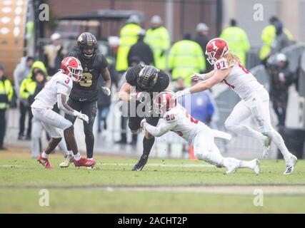 30 novembre 2019 : running back Purdue Zander Horvath (40) s'exécute avec le ballon lors de NCAA football action de jeu entre l'Indiana Hoosiers et le Purdue Boilermakers au stade Ross-Ade à West Lafayette, Indiana. Purdue 44-41 Indiana défait en chambre double des heures supplémentaires. John Mersits/CSM. Banque D'Images