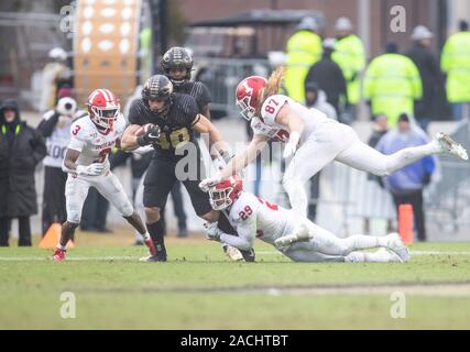 30 novembre 2019 : running back Purdue Zander Horvath (40) s'exécute avec le ballon lors de NCAA football action de jeu entre l'Indiana Hoosiers et le Purdue Boilermakers au stade Ross-Ade à West Lafayette, Indiana. Purdue 44-41 Indiana défait en chambre double des heures supplémentaires. John Mersits/CSM. Banque D'Images