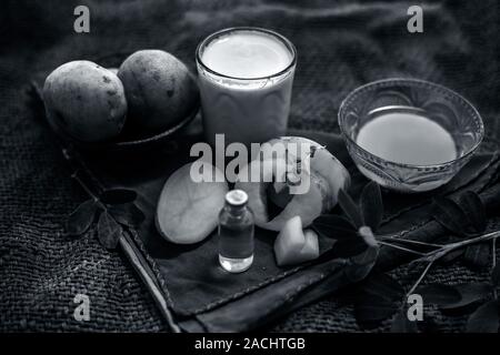 Masque de visage de pomme de terre pour des rides sur la surface des sacs de jute est-à-dire jus de pomme de terre bien mélangée avec la glycérine et le lait. Banque D'Images