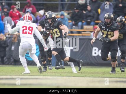 30 novembre 2019 : running back Purdue Zander Horvath (40) s'exécute avec le ballon lors de NCAA football action de jeu entre l'Indiana Hoosiers et le Purdue Boilermakers au stade Ross-Ade à West Lafayette, Indiana. Purdue 44-41 Indiana défait en chambre double des heures supplémentaires. John Mersits/CSM. Banque D'Images