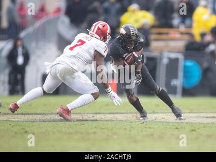 30 novembre 2019 : Purdue d'utiliser de nouveau le roi Doerue (22) s'exécute avec la balle comme l'Indiana defender poursuit en NCAA football action de jeu entre l'Indiana Hoosiers et le Purdue Boilermakers au stade Ross-Ade à West Lafayette, Indiana. Purdue 44-41 Indiana défait en chambre double des heures supplémentaires. John Mersits/CSM. Banque D'Images