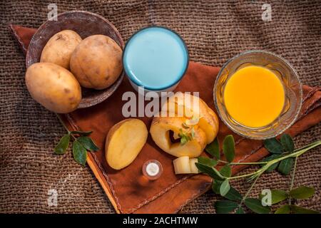 Masque de visage de pomme de terre pour des rides sur la surface des sacs de jute est-à-dire jus de pomme de terre bien mélangée avec la glycérine et le lait. Banque D'Images