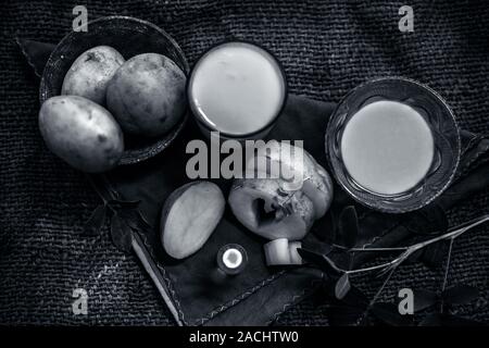 Masque de visage de pomme de terre pour des rides sur la surface des sacs de jute est-à-dire jus de pomme de terre bien mélangée avec la glycérine et le lait. Banque D'Images