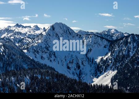 Les montagnes de l'État de Washington on blue sky journée d'hiver avec d'énormes falaises enneigées Banque D'Images