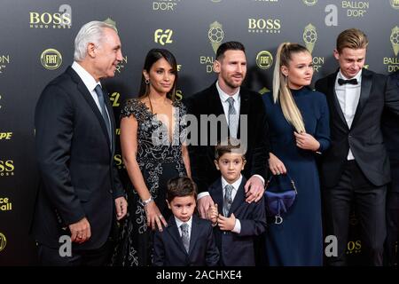 Paris, France. 2 Décembre, 2019. Ancien avant Barcelone Hristo Stoichkov (1re L), Barcelone, avant d'Argentine Lionel Messi (3L) et sa femme Antonella Roccuzzo (2L) arrivent pour assister à l'Ballon d'Or 2019 Cérémonie de remise des prix au Théâtre du Châtelet à Paris, France, 2 décembre 2019. Credit : Aurelien Morissard/Xinhua/Alamy Live News Banque D'Images