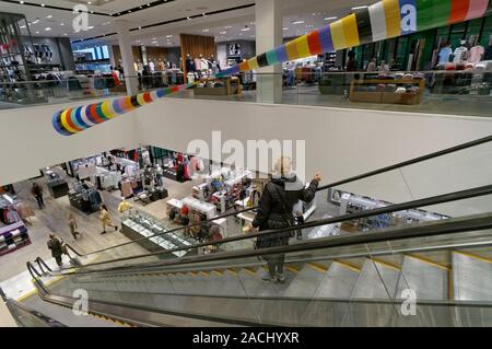 L'équitation femme bas escalator à Simons et vêtements La boutique du Park Royal Sud, West Vancouver, BC, Canada Banque D'Images