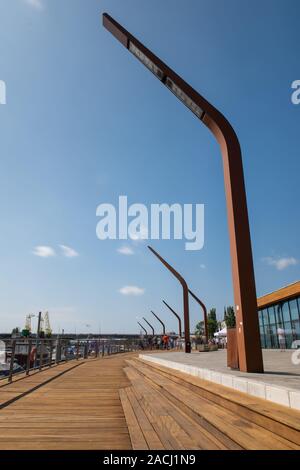 Marina Club en bois moderne et des capacités à Szczecin, Pologne. Bateau à moteur, bateaux amarrés à la banque. Banque D'Images