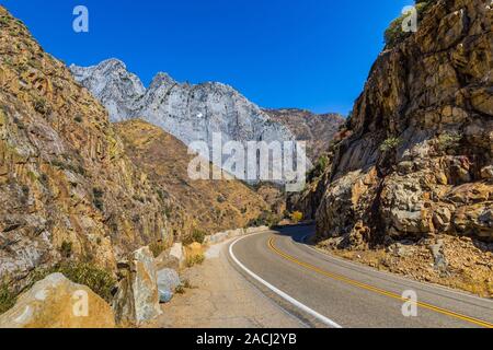 Vues le long de la Kings Canyon Scenic Byway, SR 180, à travers le Séquoia géant National Monument, Sequoia National Forest, Californie, USA Banque D'Images