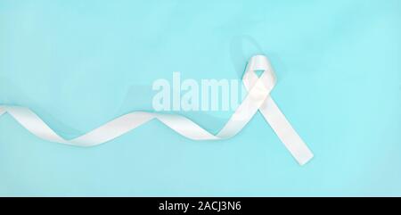 Mois de sensibilisation au cancer du poumon avec ruban blanc. Santé et médecine concept. Banque D'Images