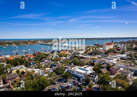 Vue aérienne du port de Saint Augustin et le pont des lions à Saint Augustine, Floride Banque D'Images