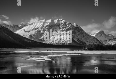 Lever du soleil Rocheuses canadiennes avec ciel rose, risque d'avalanche, parc national Banff, Alberta, Canada. Banque D'Images