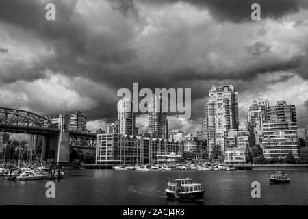 Ville de Vancouver avec nuages de tempête, noir et blanc avec bateaux et ponts, Vancouver, Canada Banque D'Images