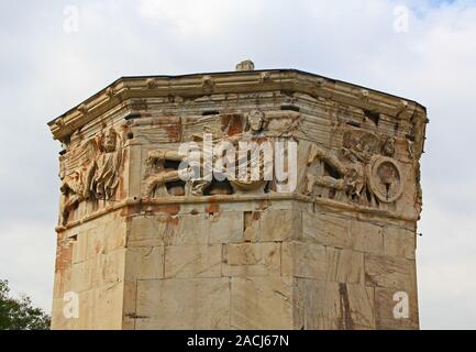 Sur les sculptures la Tour des vents à Athènes, Grèce Banque D'Images