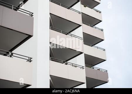 Hanovre, Allemagne. 09Th Nov, 2019. Un balcon d'une maison à plusieurs étages. Il y a trois ans, le louer également de frein est entrée en vigueur dans les villes et municipalités en Basse-Saxe. Credit : Lucas Bäuml/dpa/Alamy Live News Banque D'Images