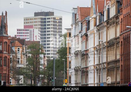 Hanovre, Allemagne. 09Th Nov, 2019. En face de l'Ihme centre, il y a un ligne de rue avec de vieux bâtiments. Il y a trois ans, le louer également de frein est entrée en vigueur dans les villes et municipalités en Basse-Saxe. Credit : Lucas Bäuml/dpa/Alamy Live News Banque D'Images